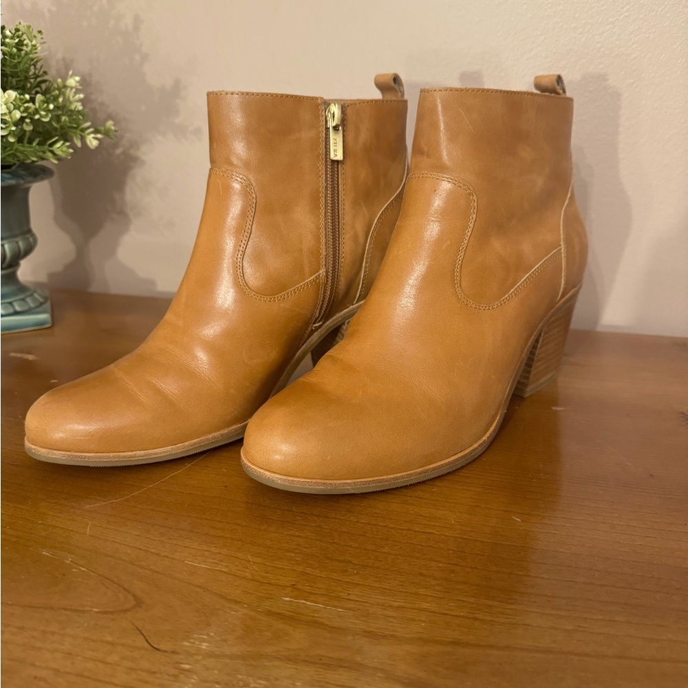 Beautiful honey-colored LEATHER ankle booties.